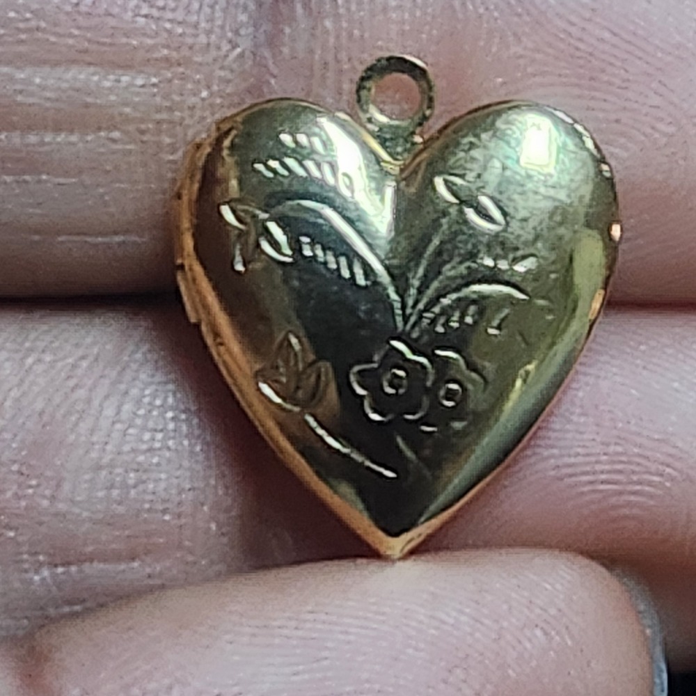 Vintage Gold Tone Etched Floral Heart Locket Pendant Charm